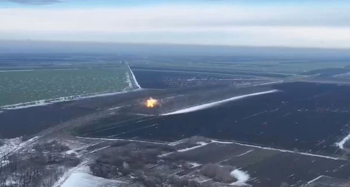 UAV trinh sát: giám sát lực lượng Ukraine 24/24, dẫn đường các cuộc tấn công pháo binh, và thậm chí trực tiếp thả các loại đạn dược cỡ lựu đạn; Địa ngục bom lượn: Bom lượn dẫn đường FAB-500/1500/3000, được thả từ khoảng cách trên 50 km, đã phá hủy chính xác các sở chỉ huy, kho đạn và công sự kiên cố của Ukraine.