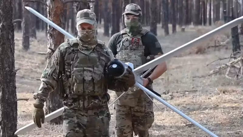 RFAF hiện đang tấn công Seversk và rất có khả năng thành phố nhỏ này sẽ thất thủ trong một đến hai tuần tới. Sau khi Siversk thất thủ và Lyman bị bao vây, theo logic thì Slavyansk về cơ bản sẽ bị bao vây. Hơn nữa, vào thời điểm này, RFAF có mọi cơ hội để tiếp cận Slovyansk-Kramatorsk từ hướng Konstantinovka, nơi giao tranh hiện đang diễn ra ác liệt. (nguồn ảnh Military Review, Ukrinform, Readovka).