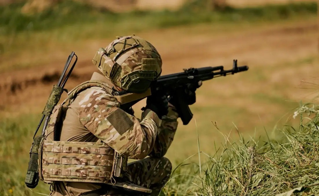 Trước đó, Cụm Dnieper hoạt động trên hướng Zaporizhzhia, nhưng cuộc tấn công chính diện của cụm này đã gặp phải hệ thống phòng thủ dày đặc và kiên cố của Ukraine, nên tiến chậm. Tuy nhiên, sau khi Cụm quân phía Đông kiểm soát hoàn toàn khu vực Nam Donetsk và tiếp tục mở rộng ở hướng Dnepropetrovsk, cụm này đã có thể hỗ trợ cho cuộc tấn công của Cụm Dnieper tại Zaporizhia.