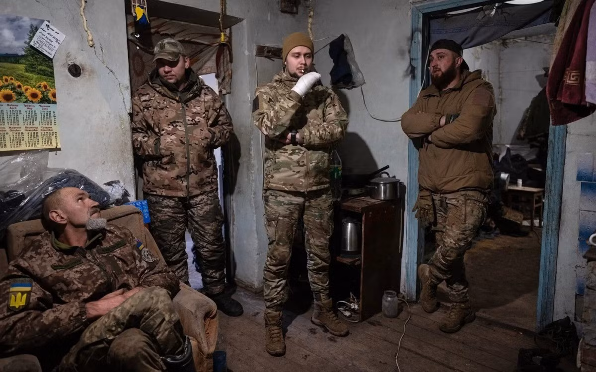 Quân đội Ukraine hiện đang thiếu quân nghiêm trọng; ở mặt trận Pokrovsk, họ chủ yếu dựa vào UAV FPV để phòng thủ và tấn công. Còn chiến thuật của Nga ở Pokrovsk sử dụng một số lượng lớn bộ binh trang bị vũ khí hạng nhẹ, sử dụng xe máy;