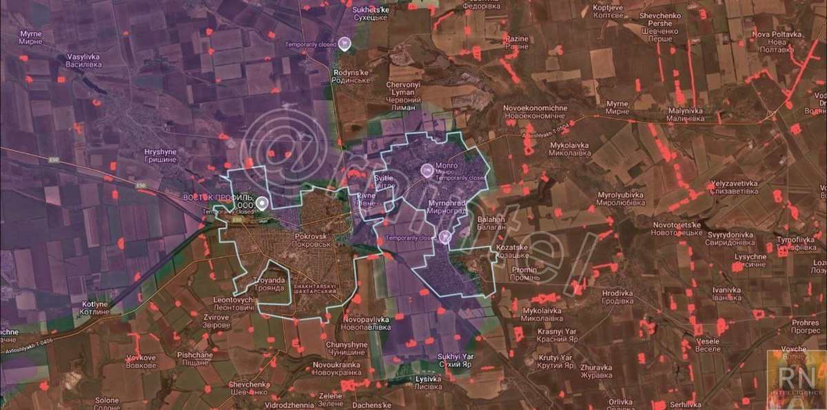 Trước đó, các quan chức quân sự Ukraine tuyên bố rằng, Tổng thống Zelensky sẽ hoàn toàn chịu trách nhiệm về việc bị bao vây nhóm quân phòng thủ Ukraine; mọi đơn vị phải biết đặt lợi ích quân sự lên trên. Đặc biệt nhóm quân Ukraine ở khu đô thị Myrnohrad hiện cũng đang đứng trước nguy cơ bị bao vây hoàn toàn, nếu khu đô thị Pokrovsk thất thủ. (nguồn ảnh Military Review, Kyiv Independent, Ukrinform).