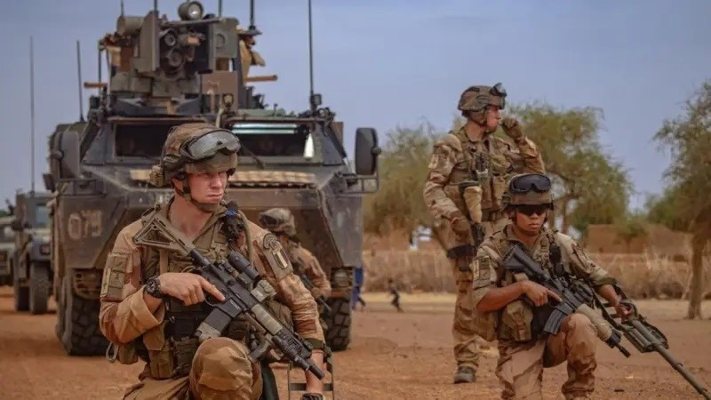 Cơ quan Tình báo Đối ngoại Nga vào ngày 29/10 ra thông báo, cho biết Pháp đang chuẩn bị một lực lượng gồm 2.000 quân, để vào lãnh thổ Ukraine hỗ trợ chính quyền Kiev. Lực lượng này hiện đang được triển khai đến khu vực biên giới giữa Ba Lan và Ukraine và đang tiến hành huấn luyện chiến thuật trước khi bước vào chiến trường.