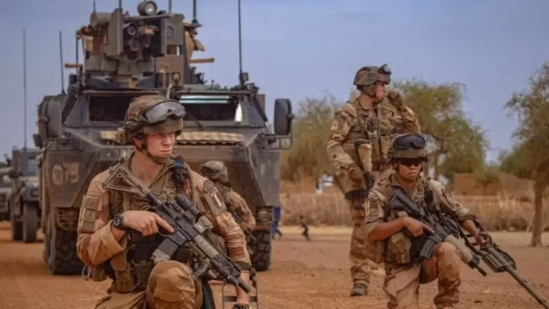 Cơ quan Tình báo Đối ngoại Nga vào ngày 29/10 ra thông báo, cho biết Pháp đang chuẩn bị một lực lượng gồm 2.000 quân, để vào lãnh thổ Ukraine hỗ trợ chính quyền Kiev. Lực lượng này hiện đang được triển khai đến khu vực biên giới giữa Ba Lan và Ukraine và đang tiến hành huấn luyện chiến thuật trước khi bước vào chiến trường.