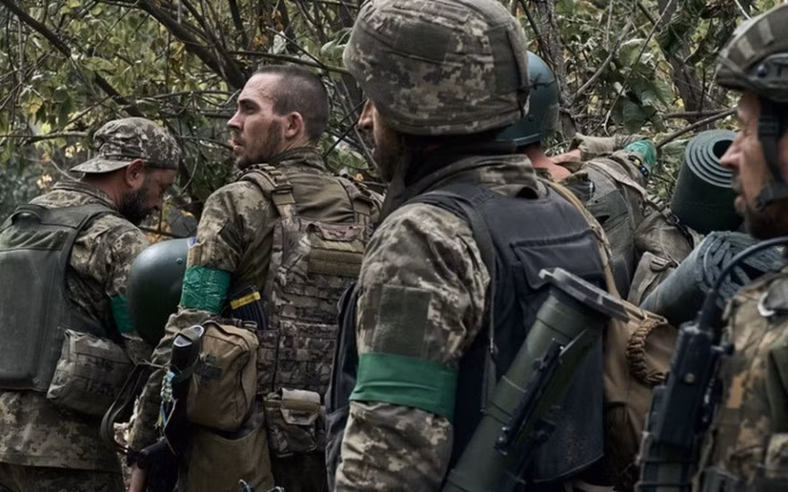 Thời gian hiện chỉ còn tính bằng giờ, nhiều khả năng phía Ukraine sẽ không đầu hàng mà tiếp tục kháng cự và rút lui một cách có tổ chức. Họ được cho là đã bố trí các đơn vị "chặn hậu", có nhiệm vụ bảo vệ cho lực lượng nòng cốt rời khỏi thành phố.