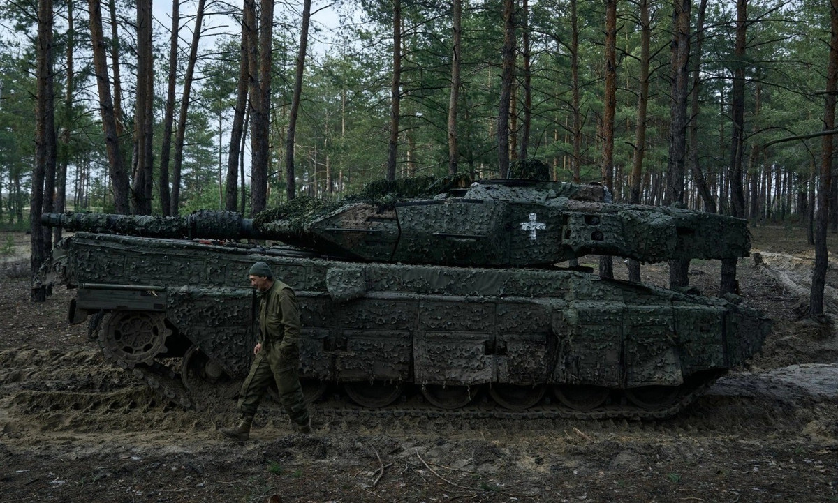 Kênh Rybar cho biết, AFU chịu tổn thất nặng nề trong trận chiến này: 52 xe bọc thép (bao gồm 12 xe tăng Leopard 2 của Đức và 8 xe chiến đấu bộ binh Bradley của Mỹ) và 137 xe quân sự bị phá hủy, và ba nhóm chiến đấu cấp tiểu đoàn chủ lực về cơ bản bị vô hiệu hóa. Những con số này cho thấy ba sai lầm chiến thuật chí mạng của chỉ huy AFU tại đây.