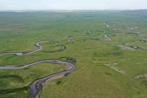 Khi xung đột Nga-Ukraine nổ ra cách đây 3 năm, nhiều nhà phân tích đều cho rằng, địa hình Ukraine ở miền Đông và miền Trung Ukraine, đều là đồng bằng và những bình nguyên trải dài vô tận. Địa hình như vậy có phải rất thuận lợi cho lực lượng bộ binh cơ giới và thiết giáp Nga, có thể tiến công theo kiểu thọc sâu và chiến đấu trong hành tiến theo đội hình lớn.