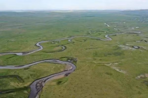 Khi xung đột Nga-Ukraine nổ ra cách đây 3 năm, nhiều nhà phân tích đều cho rằng, địa hình Ukraine ở miền Đông và miền Trung Ukraine, đều là đồng bằng và những bình nguyên trải dài vô tận. Địa hình như vậy có phải rất thuận lợi cho lực lượng bộ binh cơ giới và thiết giáp Nga, có thể tiến công theo kiểu thọc sâu và chiến đấu trong hành tiến theo đội hình lớn.