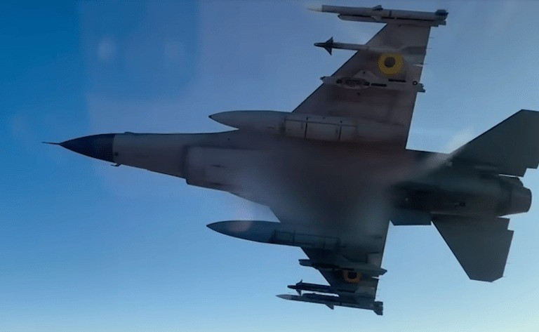 Việc Nga tuyên bố đã bắn hạ thành công một máy bay chiến đấu F-16 của Ukraine bằng hai tên lửa phòng không mặt đất S-300; có thể thấy toàn bộ trận đánh diễn ra nhanh chóng và dứt khoát, không lãng phí nguồn lực hay thao tác phức tạp; mục tiêu rõ ràng và kết quả mang tính quyết định.