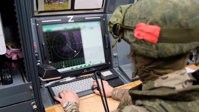 Sau khi khí tài EW KRAB chặn được tín hiệu từ UAV FPV, có thể xác định chính xác vị trí người điều khiển UAV và truyền tọa độ cho lực lượng pháo binh hoặc UAV FPV để phản công; Intelligence Online viết.