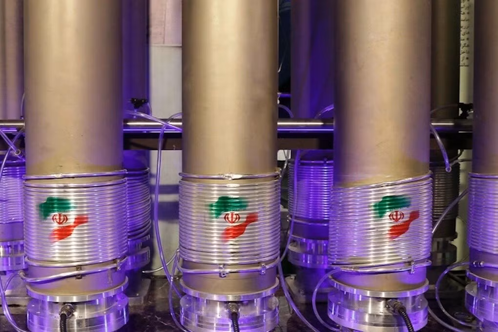 Nhưng theo tính toán của Tổng thống Trump, 5 năm là quá ngắn, ít nhất cần 20 năm, và toàn bộ uranium được làm giàu cao phải được vận chuyển ra khỏi Iran. Mặt khác, Iran tuyên bố rằng họ có thể pha loãng uranium được làm giàu cao, nhưng tuyệt đối không thể vận chuyển ra ngoài.