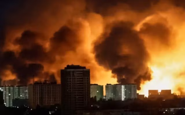 Còn sau vụ tấn công bất ngờ của SBU vào các sân bay của Nga ngày 1/6, Moskva đã tung đòn trả đũa khốc liệt nhất, thủ đô Kiev cháy rực như biển lửa. Theo các kênh quân sự Nga, đòn đáp trả khốc liệt nhất của Nga đã bắt đầu. Hàng trăm UAV và tên lửa Iskander khai hỏa, nhiều khu vực ở Ukraine thành "bình địa".