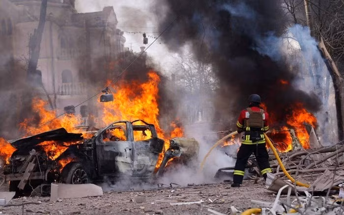 Trang Military Review đưa tin, quân đội Nga (RFAF) đã thực hiện đòn tấn công bằng tên lửa đạn đạo chiến thuật Iskander-M, vào tòa nhà của cơ quan an ninh Ukraine (SBU), tại số nhà 34, phố Gerasim Kondratiyev, thành phố Sumy. Truyền thông Ukraine cũng đưa tin về vụ việc.