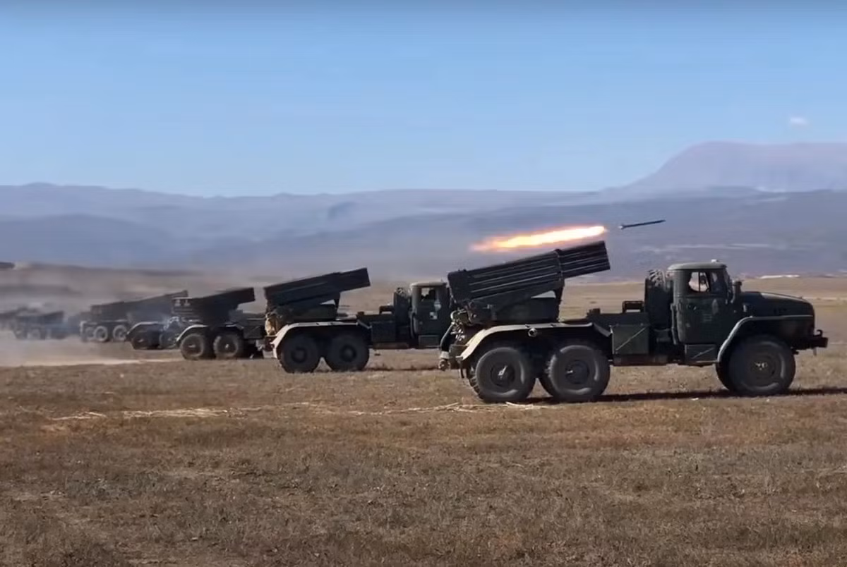 Hiện Slavyansk-Kramatorsk là hai thành phố lớn nhất ở Donetsk, cũng là khu vực kiên cố lớn nhất của còn lại của AFU ở Donetsk. Trong khi RFAF chưa tiến gần được, thì tên lửa phóng loạt của RFAF đang bào mòn cơ sở hạ tầng của Ukraine tại các thành phố này, làm suy yếu một cách có hệ thống khả năng phòng thủ của đối phương. (nguồn ảnh Military Review, Ukrinform, TASS).