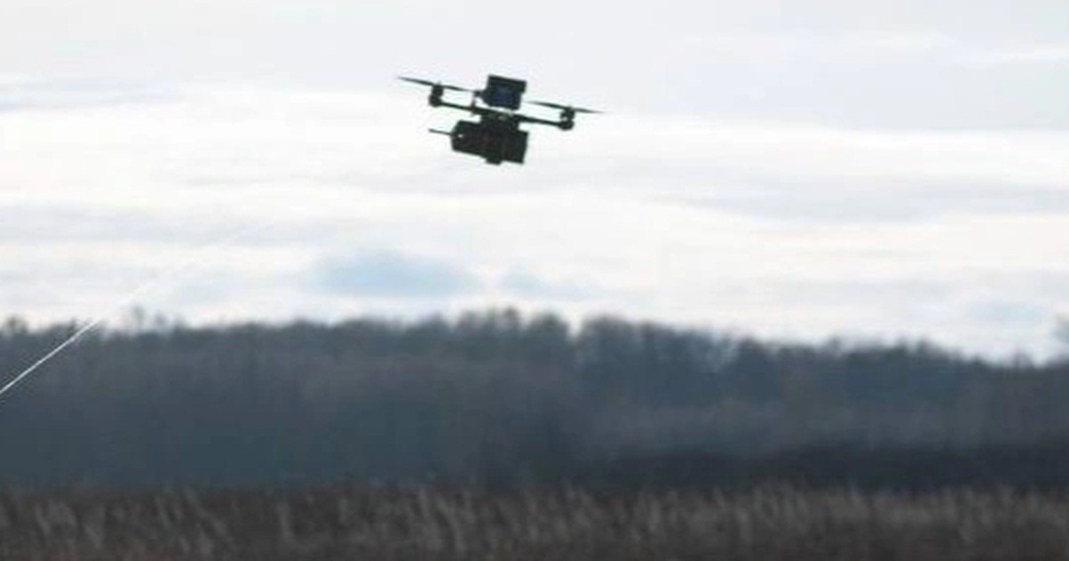 Deep State phân tích: “Tình hình tại phía Bắc vùng Sumy tiếp tục xấu đi do sức ép liên tục từ đối phương và số lượng lớn bộ binh… Nếu quân Nga áp sát trong khoảng 20 - 25 km, thì UAV của Nga sẽ có thể bay tới thành phố Sumy”. Deep State cũng cho rằng, AFU hiện không thể ngăn cản Nga sử dụng UAV điều khiển bằng cáp quang, vốn có khả năng tránh bị gây nhiễu.