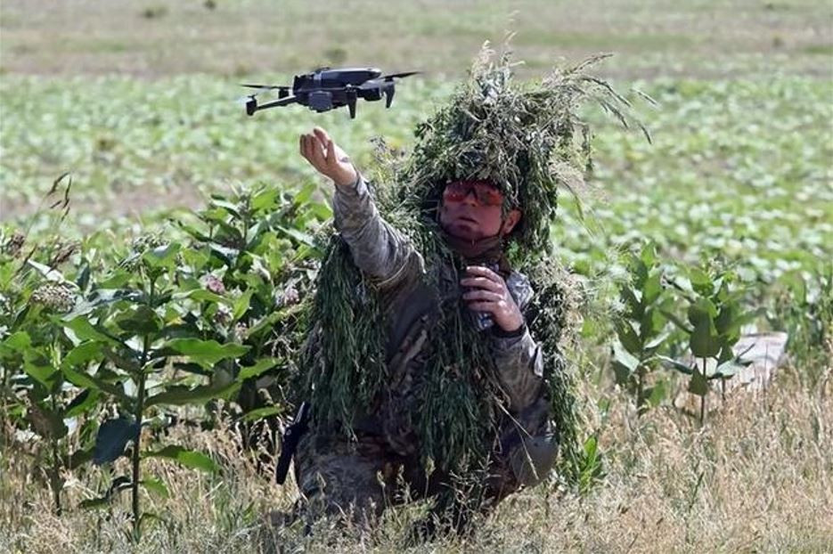 Hiện quân Ukraine trong thành phố Pokrovsk kêu ca rằng, RFAF đang gây khó khăn lớn đến việc tiếp tế hậu cần, khi UAV FPV của Nga đang hoạt động trong phạm vi thành phố, tấn công vào các vị trí của AFU, như các đài quan sát, ụ súng, lô cốt; giúp cho các nhóm quân Nga tấn công.