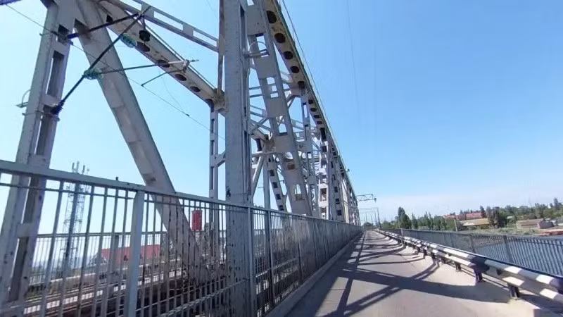 Cuộc tấn công vào Odessa trong tuần qua, cũng chưa từng có tiền lệ về sự đa dạng của các loại vũ khí được sử dụng. Đặc biệt là việc sử dụng bom lượn (UMPK), tăng tầm bằng tên lửa, nhằm vào cây cầu ở Zatoka đã gây ra mối lo ngại đặc biệt cho Ukraine.