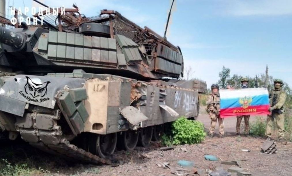 Cố vấn An ninh Quốc gia Mỹ, ông Jake Sullivan trong một phát biểu vào tháng 12/2024 cho biết: “Chúng tôi bắt đầu đặt câu hỏi, liệu người Ukraine có thực sự muốn những chiếc xe này không; nóc xe là điểm yếu nhất của Abrams, và đây là một cuộc chiến UAV…Số xe tăng Abrams này không phù hợp với chiến trường Ukraine, vì đó không phải là vũ khí cần thiết nhất đối với họ (AFU) trong cuộc chiến này”.