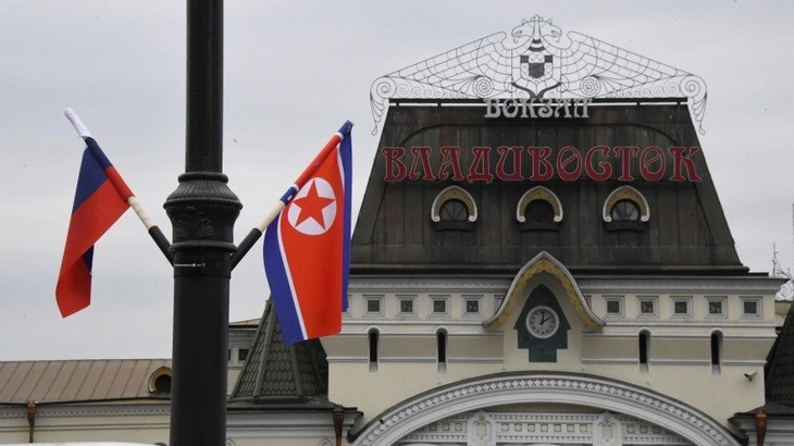 Theo quy định của Đường sắt Nga, hành khách sẽ được vận chuyển trong các toa tàu của Đường sắt Triều Tiên; không có ghế dành riêng trên các chuyến tàu này và cũng không có thông tin về đội ngũ nhân viên trên tàu, nhiều khả năng họ cũng là người Triều Tiên. Vé tàu đi Bình Nhưỡng sẽ được bán 60 ngày trước khi khởi hành. (nguồn ảnh Military Review, TASS, KCNA, Kyiv Post).