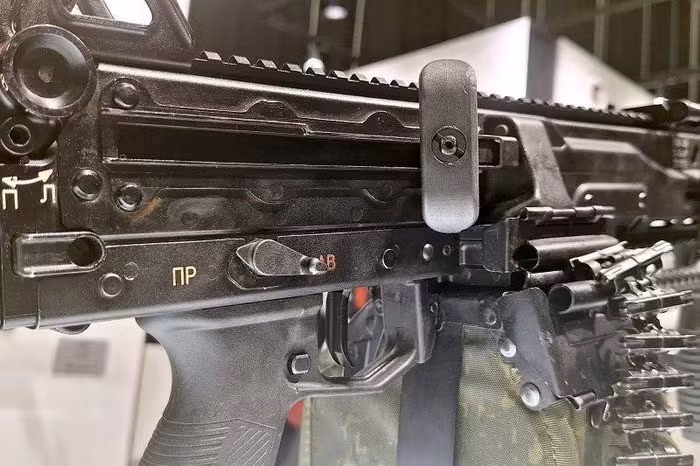 Dây đạn của RPL-20 là loại dây tiếp đạn dùng một lần, có thể lắp 100-200 viên đạn, giúp xạ thủ duy trì hỏa lực liên tục trong thời gian dài, mà không cần dừng lại để thay hộp tiếp đạn. Dây đạn được đặt trong hộp đạn gắn liền với súng, áp dụng cơ chế lên đạn đơn giản, giúp tăng tốc độ thao tác, trong điều kiện chiến đấu ác liệt và khẩn trương.