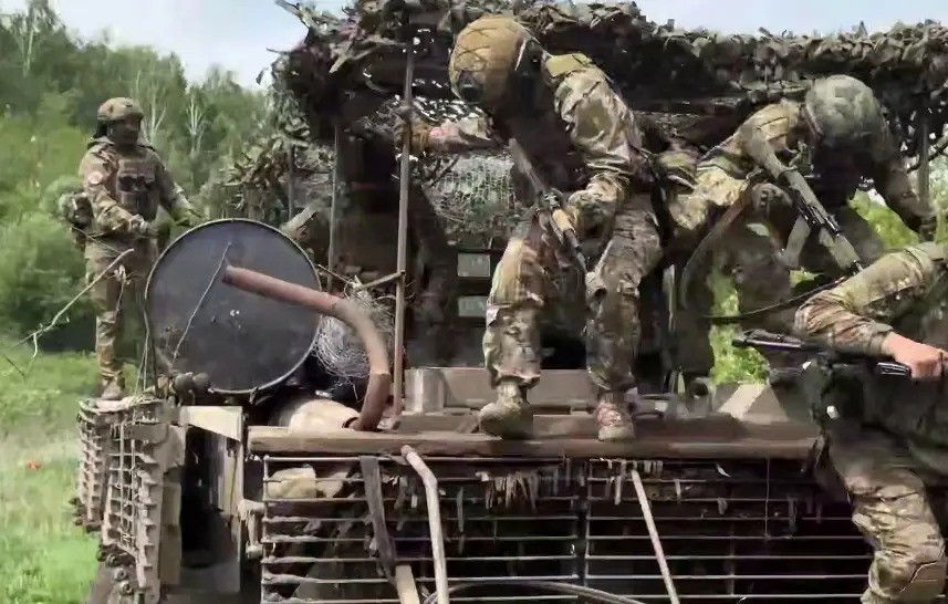 Andrei, một cựu binh Ukraine từng chiến đấu ở chiến trường Donbass, đã tiết lộ riêng với hãng tin nhà nước Ukraine Ukrinform: "Tuyến phòng thủ trung tâm chủ yếu dựa vào lực lượng phòng thủ quốc gia, nhưng họ thiếu tên lửa chống tăng, nên rất khó để ngăn chặn sức mạnh đột kích của sư đoàn thiết giáp của RFAF".