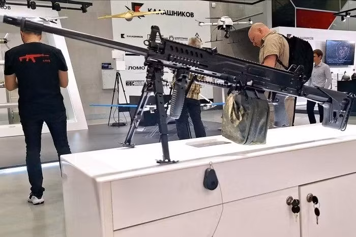 Với tầm bắn hiệu quả lên tới 800 mét và tốc độ bắn 800 viên/phút, súng máy RPL-20 được coi là vũ khí phù hợp cho cả nhiệm vụ yểm trợ hỏa lực lẫn tấn công trực diện. Báng súng có thể gập và điều chỉnh, cùng với miếng đệm má và chỗ tựa vai, giúp tăng độ thoải mái và linh hoạt khi sử dụng từ cả vai trái lẫn vai phải.