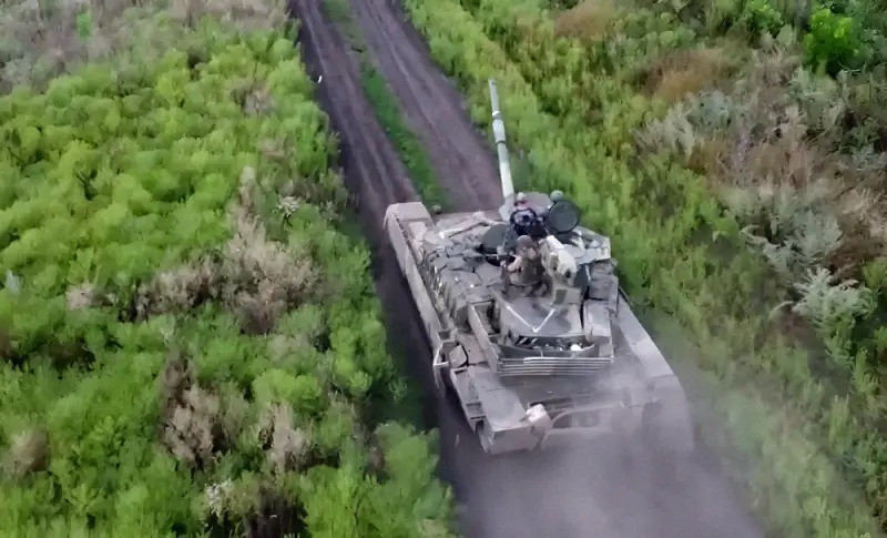 Bộ Quốc phòng Nga trong bản tin chiến trường vào ngày 8/6, cho biết Sư đoàn xe tăng số 90 thuộc Cụm quân Trung tâm của quân đội Nga (RFAF), đã đến ranh giới phía tây của tỉnh Donetsk và tiếp tục tiến về phía tây khu vực thuộc tỉnh Dnipropetrovsk.