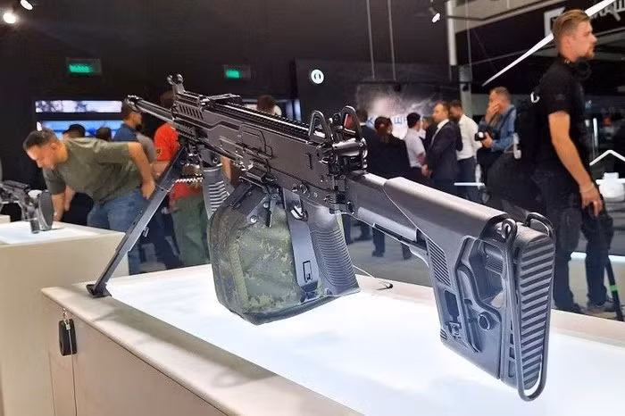 Súng máy RPL-20 có thể dùng hai loại nòng, là nòng dài 590 mm dành cho các nhiệm vụ yểm trợ hỏa lực thông thường và nòng ngắn 415 mm, phù hợp cho các đơn vị tấn công nhanh hoặc tác chiến trong không gian hẹp như đô thị. Đặc biệt là xạ thủ RPL-20 có thể thay nòng nhanh, bằng các phụ kiện đi kèm với súng.