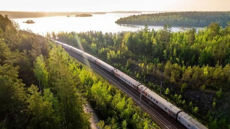 Trên lĩnh vực kinh tế, Nga đang nối lại dịch vụ đường sắt trực tiếp với Triều Tiên, vốn đã bị gián đoạn vào năm 2020 do đại dịch COVID-19. Hai chuyến tàu sẽ chạy đến Triều Tiên, một chuyến từ Moscow, chuyến thứ hai từ Khabarovsk; thông tin này được truyền thông ngành Đường sắt Nga đưa tin.