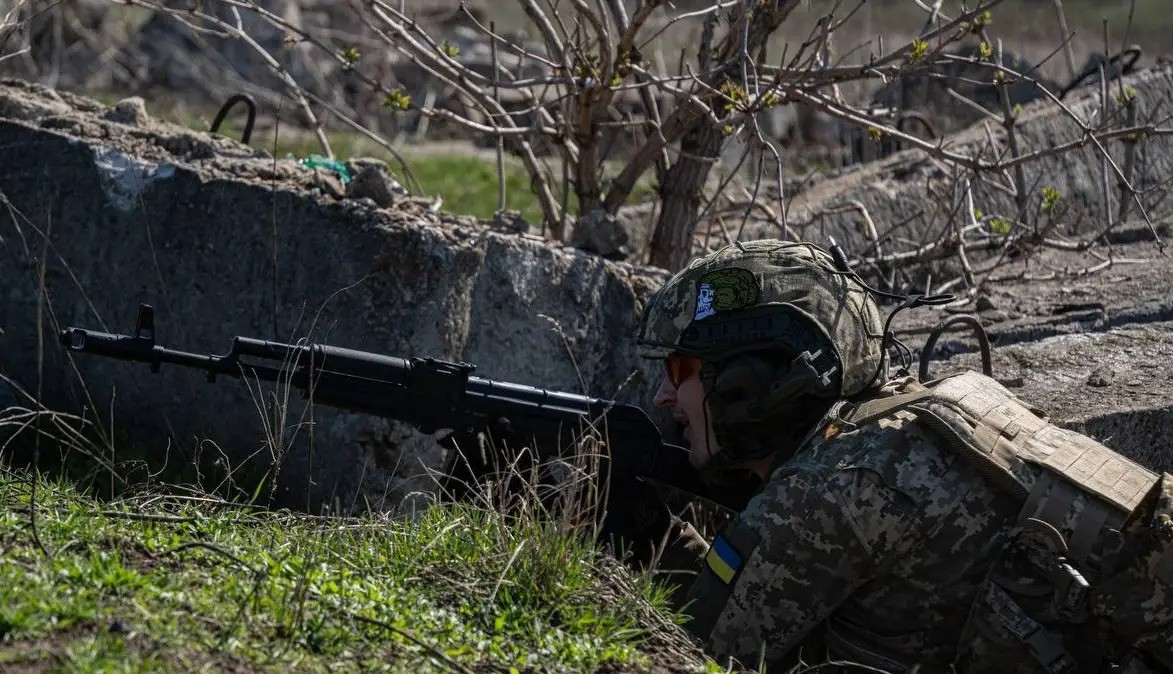 Nhưng lý do quan trọng nhất cho sự đột phá này của RFAF vào Dnipropetrovsk, chính là sự vắng mặt của những tuyến phòng thủ, được xây dựng ít nhất cũng như ở tỉnh Sumy. Mặc dù địa hình ở đây là các thảo nguyên bằng phẳng, nhưng không có các vật cản "răng rồng", hào chống tăng, công sự chiến đấu hay những “cánh đồng mìn”.