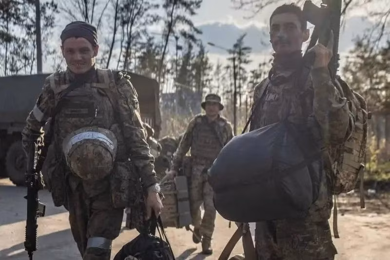 Cùng lúc đó, có một bộ phận nhỏ lính đánh thuê từ Mỹ, Anh và Canada chiến đấu cùng phe với quân đội Ukraine (AFU) đã bị quân Nga bị bắt làm tù binh. Theo trang Military Review, lực lượng lính đánh thuê thuộc Công ty PMC Mozart, gần như bị tiêu diệt hoàn toàn ở Novoandreyevka.