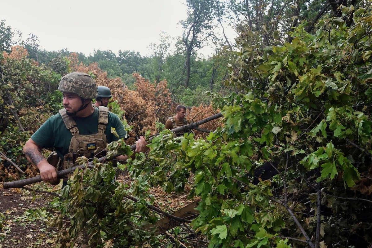 Bài viết của Pravda Ukraine cho biết, theo Điều 407 của Bộ luật Hình sự Ukraine, "Đào ngũ trái phép khỏi đơn vị quân đội hoặc nơi đóng quân"; vào năm 2022, đã có 6.988 trường hợp đã được ghi nhận (347 trường hợp từ tháng 1 đến tháng 2); 18.628 trường hợp vào năm 2023.