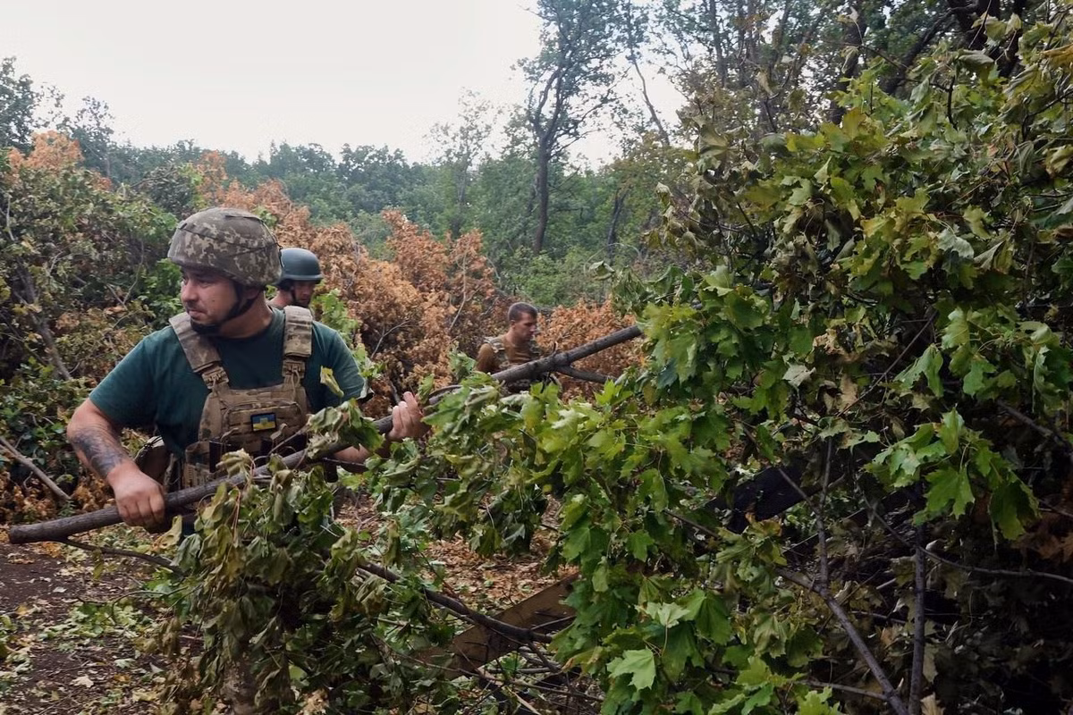 Bài viết của Pravda Ukraine cho biết, theo Điều 407 của Bộ luật Hình sự Ukraine, "Đào ngũ trái phép khỏi đơn vị quân đội hoặc nơi đóng quân"; vào năm 2022, đã có 6.988 trường hợp đã được ghi nhận (347 trường hợp từ tháng 1 đến tháng 2); 18.628 trường hợp vào năm 2023.