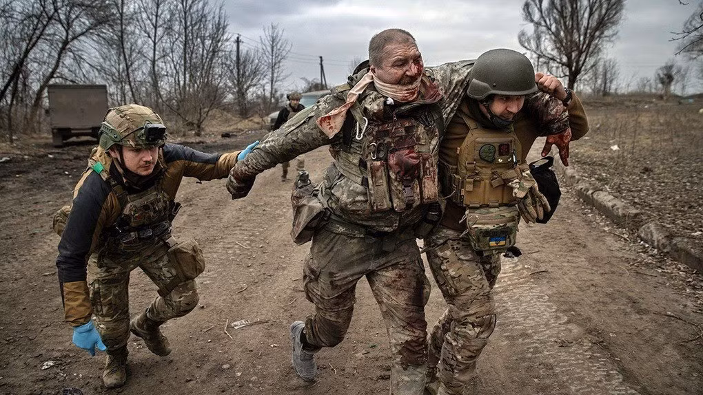 Vào tháng 5/2024, Ukraine đã thông qua luật hạ tuổi huy động từ 27 xuống 25, mở đường để gọi nhập ngũ thêm hàng trăm nghìn người vào quân đội. Việc hạ độ tuổi nhập ngũ là một phần của cuộc cải tổ lớn đối với hệ thống nghĩa vụ quân sự của Ukraine và Kiev hy vọng số lượng quân nhân tăng thêm, có thể bù đắp những yếu thế trên chiến trường.