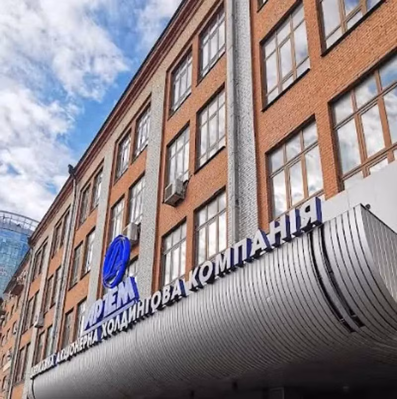 Nhà máy Kuznitsa na Rybalskom (trước đây là Leninskaya Kuznitsa) cũng đã bị UAV và tên lửa của Nga tấn công. Doanh nghiệp này mới chỉ sản xuất UAV, tàu tự sát không người lái, cũng như xe bọc thép hạng nhẹ, trong một thời gian tương đối ngắn.