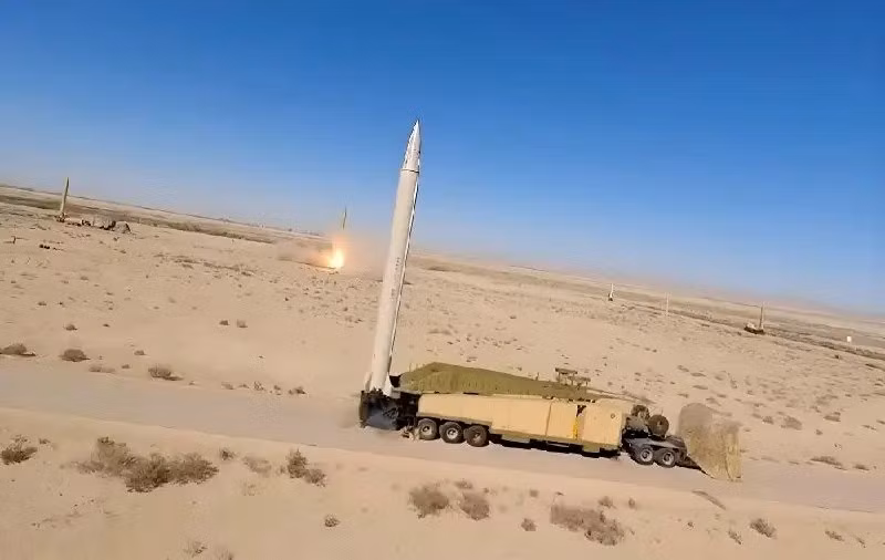 Đối với Iran: Iran đã tuyên bố là bên chiến thắng và họ sẽ tự rút ra kết luận của riêng mình. Bất chấp sự bất ngờ và quy mô của cuộc tấn công bằng tên lửa và UAV, tác động chiến lược trong đòn tấn công trả đũa ban đầu của Iran đối với Israel là rất nhỏ. Điều này cho thấy rằng, chỉ có một cuộc tấn công kết hợp lớn, mới có thể dẫn đến kết quả có lợi cho Iran.