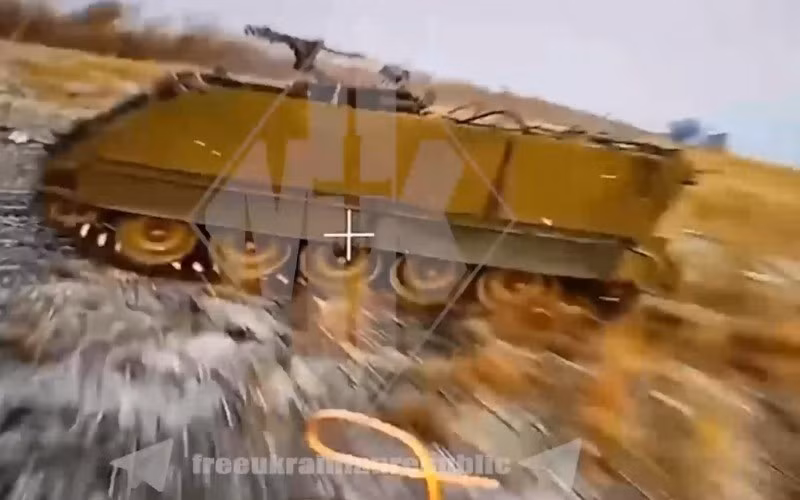 Đoạn video cho thấy một con đường bị chặn bởi lưới chống UAV, nhưng UAV của Nga, dường như được điều khiển qua cáp quang, đã có thể xâm nhập vào khu vực được bảo vệ và ngăn chặn đối phương vận chuyển quân vào Kupyansk.