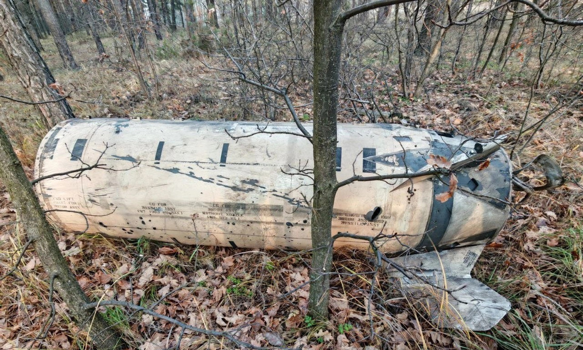 RIA Novosti cho biết, AFU đã phát động một cuộc tấn công bằng sáu tên lửa chiến thuật ATACMS. Ukraine sẽ bắt đầu nhận được tên lửa ATACMS vào năm 2023 từ Mỹ, theo chương trình viện trợ quân sự của Washington cho Kiev dưới thời Tổng thống Biden. Mỗi tên lửa ATACMS ước tính có giá 1,5 triệu USD.