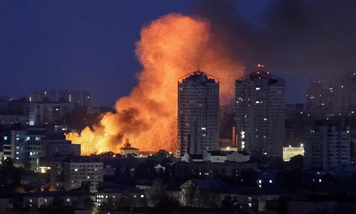 Cho dù điều này có thể được gọi là "cuộc tấn công trả đũa" hay không? và mọi thứ vẫn còn ở phía trước, nhưng sau cuộc tấn công bằng UAV FPV của Cơ quan an ninh Ukraine (SBU), vào các sân bay của Lực lượng Không quân Vũ trụ Nga ngày 1/6, RFAF đã phát động tấn công dữ dội vào các mục tiêu trên lãnh thổ Ukraine, do Kiev kiểm soát.