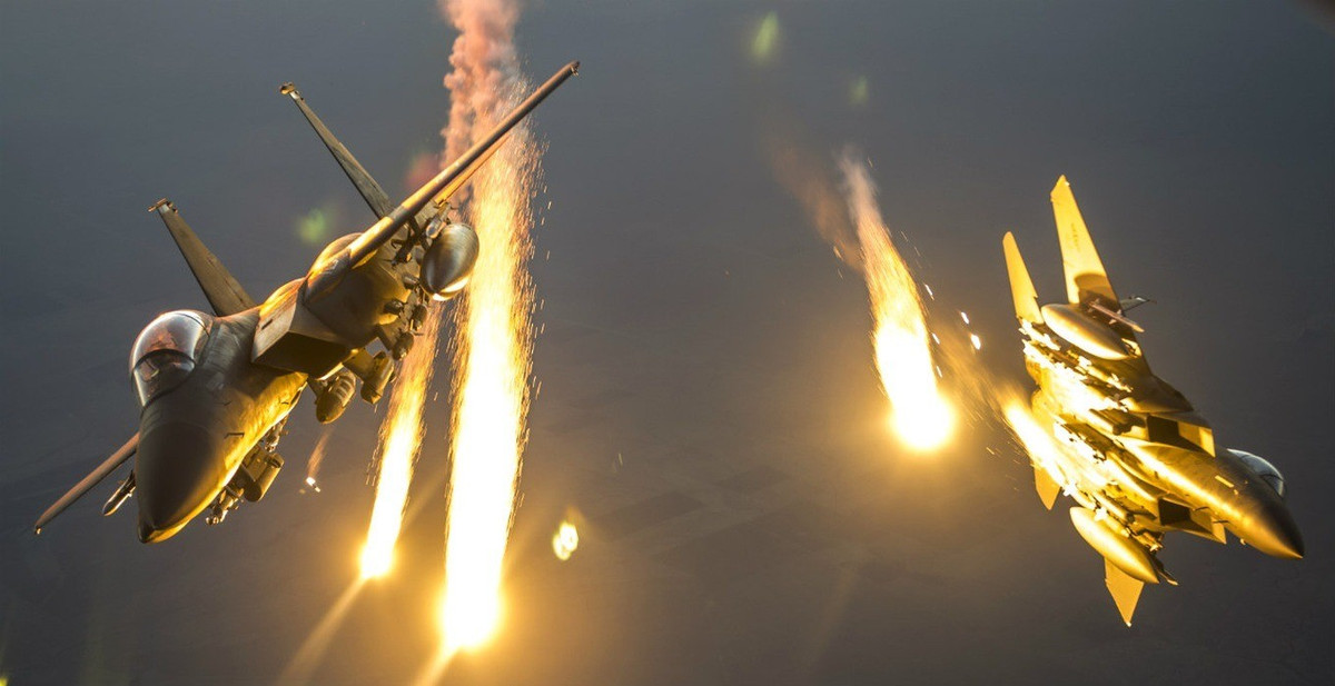 f-15-eagles-fires-flares-1728289.jpg