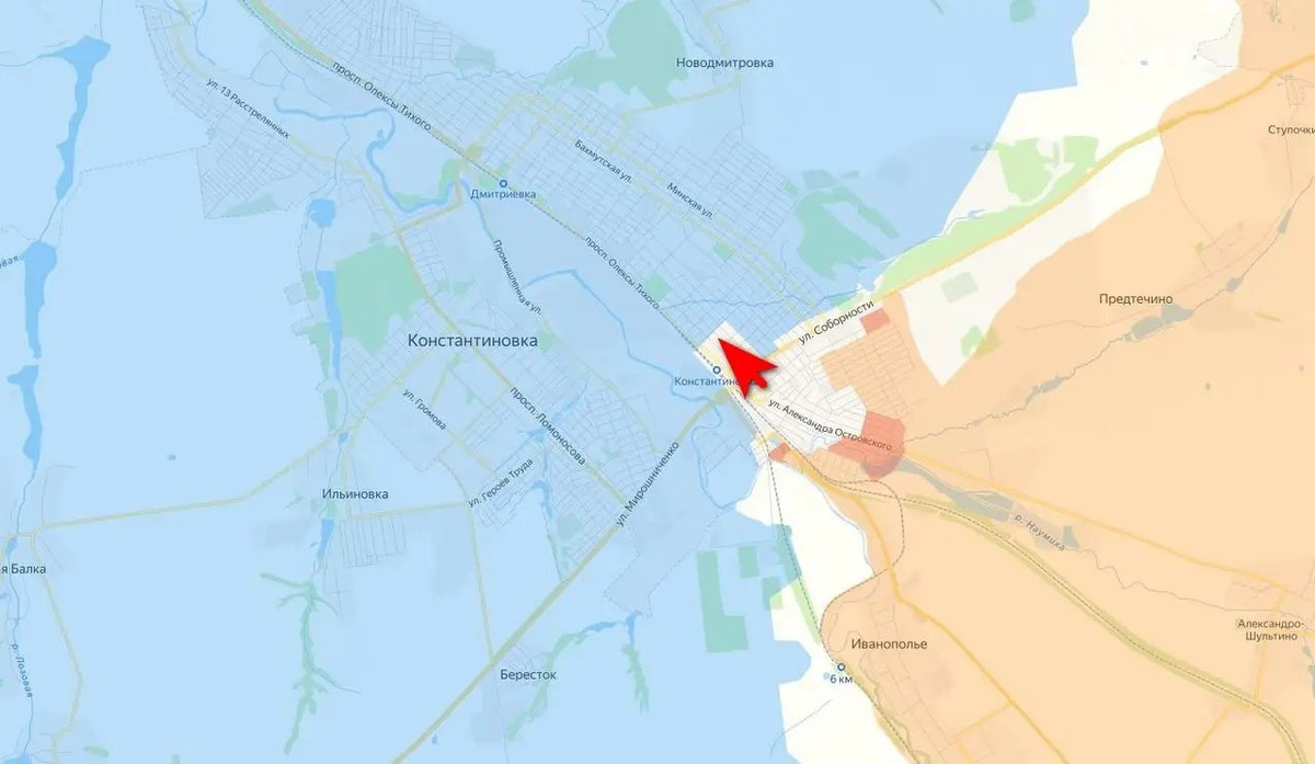 Kênh Rybar cho biết, quân Nga đang dần kiểm soát khu vực phía nam Kostiantynivka. Sau khi tiến vào thành phố từ đầu cầu Ivanopol, lực lượng tấn công của Cụm quân phía Nam RFAF đã chiếm được trạm xe điện. Trạm xe điện ở lối vào thành phố cũng đã nằm dưới sự kiểm soát của quân Nga. Đã có một số tiến triển trong khu vực nhà ở liền kề.