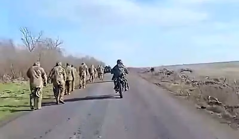 Trong khi đó, đoạn video ghi lại cảnh một tốp lính AFU bị bắt làm tù binh tại thành phố Pokrovsk đã được công bố trực tuyến. Đoạn video cho thấy lính Nga đang dẫn giải 14 lính AFU. Các chuyên gia chỉ ra rằng đoạn video được quay trong điều kiện thời tiết nắng đẹp, bác bỏ tuyên bố của Kiev rằng, RFAF chiếm được Pokrovsk là “nhờ sương mù”.