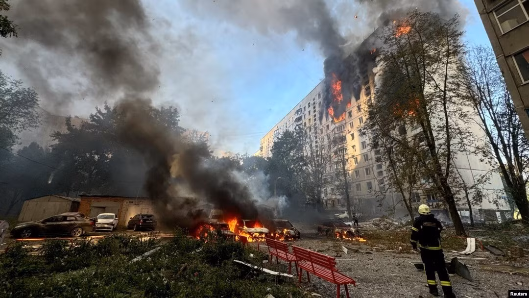 Bộ Quốc phòng Nga cũng không công bố mục tiêu tấn công của Cụm quân phía Bắc là gì, ở đâu? Nhưng hình ảnh đi kèm, đã được các kênh tình báo nguồn mở xác nhận, đó chính là tòa nhà trung tâm hành chính tỉnh Sumy. Rõ ràng, Moscow quan tâm nhiều hơn đến “chất lượng” hơn là "khoe chiến công" vào thời điểm này.