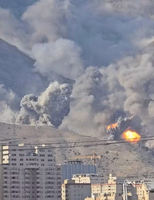 Theo ông Halperin, trong thời điểm hiện tại, còn quá sớm để nói về đàm phán giữa Israel và Iran, mà ưu tiên số 1 của Tel Aviv lúc này, là loại bỏ ý chí và khả năng thúc đẩy chương trình hạt nhân của Iran. Cuộc đối đầu giữa hai bên trong dư luận về cơ bản là một cuộc chiến tranh tâm lý, và cả hai đều đang cố gắng giành được nhiều sự ủng hộ hơn từ cộng đồng quốc tế.