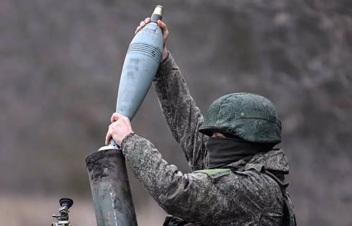 Kênh Rybar cho biết, lực lượng pháo binh Nga hiện đang tích cực hoạt động chế áp hỏa lực các vị trí còn sót lại của quân Ukraine trong thành phố. Bên cạnh đó, các nhóm bộ binh nhỏ của RFAF, đang tiến hành các hoạt động tấn công liên tục hàng ngày.