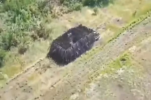 Theo các nhà báo chiến trường Ukraine, một chiếc xe tăng T-72B3M của Nga với khả năng bảo vệ mạnh mẽ, trông giống như một con quái vật bước ra từ phim kinh dị, đã xuất hiện ở tuyến đầu của chiến trường Ukraine.