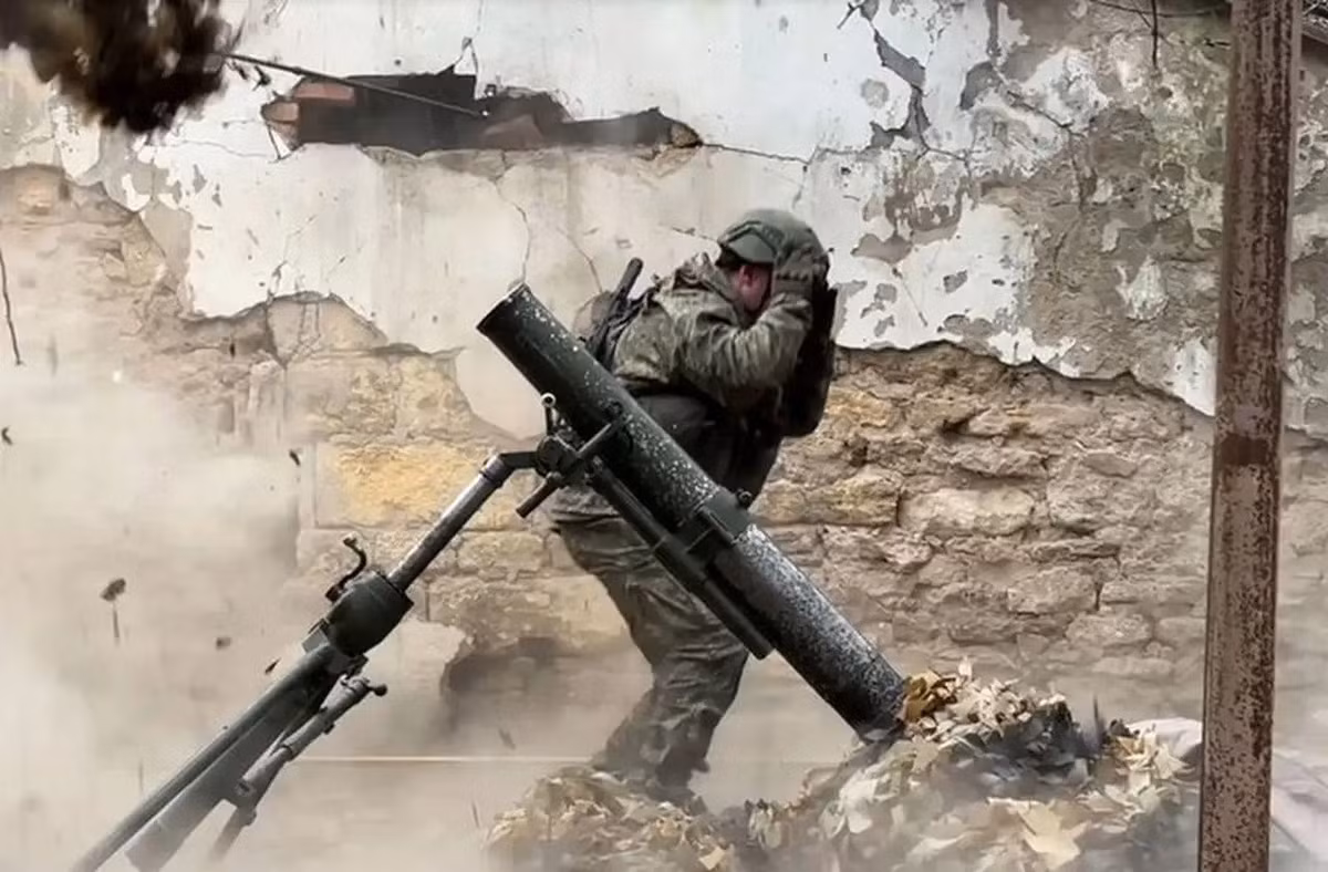 Do đó, trừ khi quân đội Ukraine “tự nguyện” rút khỏi các khu vực này, còn nếu không, chiến tranh sẽ không dừng lại, cho đến khi lực lượng Nga giành lại được cụm đô thị Kramatorsk-Slavyansk cũng như Kupyansk và hạ lưu sông Oskil vì những lý do đặc biệt trên.