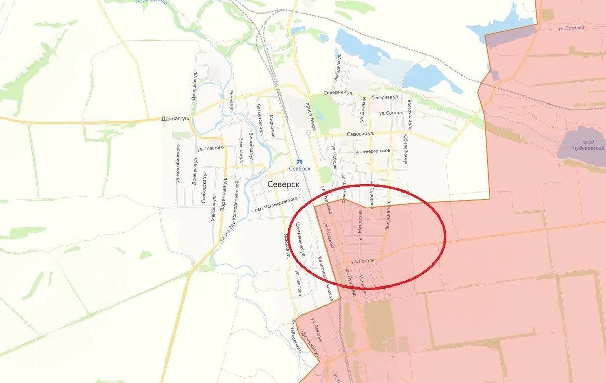 Trong khi đó, các cuộc phản công vẫn tiếp diễn ở vùng ngoại ô phía bắc Seversk, nơi các đơn vị Nga đang siết chặt vòng vây quanh thành phố. Tại khu vực này của mặt trận, các khu định cư Petrovskoye (Pazeno) và Platonivka đã nằm dưới sự kiểm soát hoàn toàn của RFAF. Hơn nữa, quân Nga đã mở rộng quyền kiểm soát lãnh thổ tại Vasyukovka.