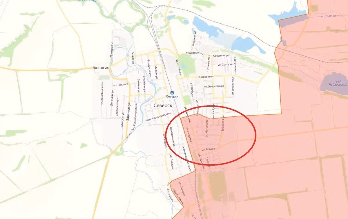 Trong khi đó, các cuộc phản công vẫn tiếp diễn ở vùng ngoại ô phía bắc Seversk, nơi các đơn vị Nga đang siết chặt vòng vây quanh thành phố. Tại khu vực này của mặt trận, các khu định cư Petrovskoye (Pazeno) và Platonivka đã nằm dưới sự kiểm soát hoàn toàn của RFAF. Hơn nữa, quân Nga đã mở rộng quyền kiểm soát lãnh thổ tại Vasyukovka.