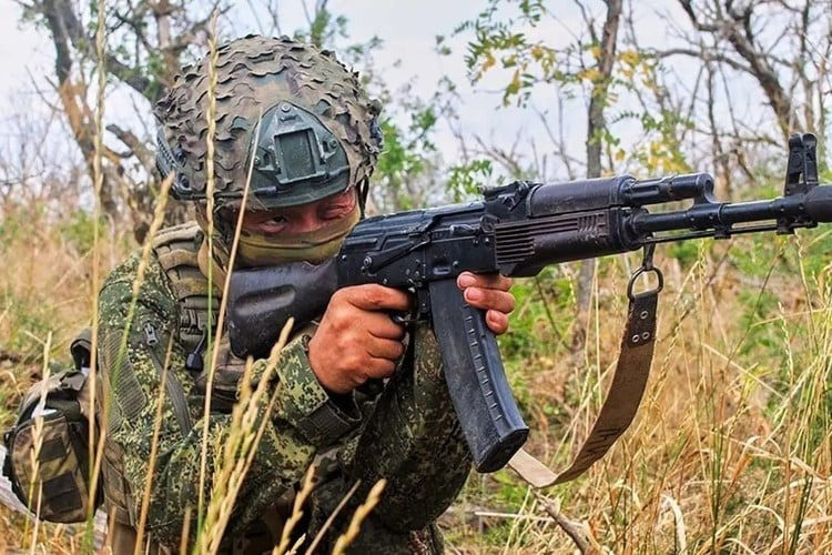 Tuy nhiên, hàng loạt UAV Ukraine vẫn hoạt động trên bầu trời như thường lệ, theo dõi mọi chuyển động và tấn công bất cứ thứ gì xuất hiện. Nga chỉ triển khai một số lượng nhỏ binh sĩ trong các cuộc đột kích này (có thể khoảng 30-50 người, chưa kể các vị trí đã được thiết lập ở ngoại ô phía nam), không đủ để củng cố các khu vực rộng lớn hơn và mang thêm nhu yếu phẩm và lực lượng tiếp viện.