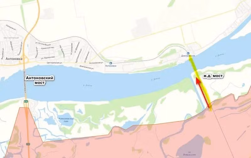 Cây cầu đường sắt Antonovsky nằm ở điểm hẹp nhất của sông Dnipro và việc kiểm soát nó giúp cho RFAF tấn công các vị trí của AFU ở bờ phải, cũng như thực hiện vượt sông mà không phải dùng thuyền. Bản thân cây cầu đã bị công binh của Nga phá hủy trong cuộc rút lui về tả ngạn sông Dnipro năm 2022. Mặc dù tàu hỏa sẽ không thể chạy qua đây, nhưng vẫn có thể đi bộ sang bờ bên kia.